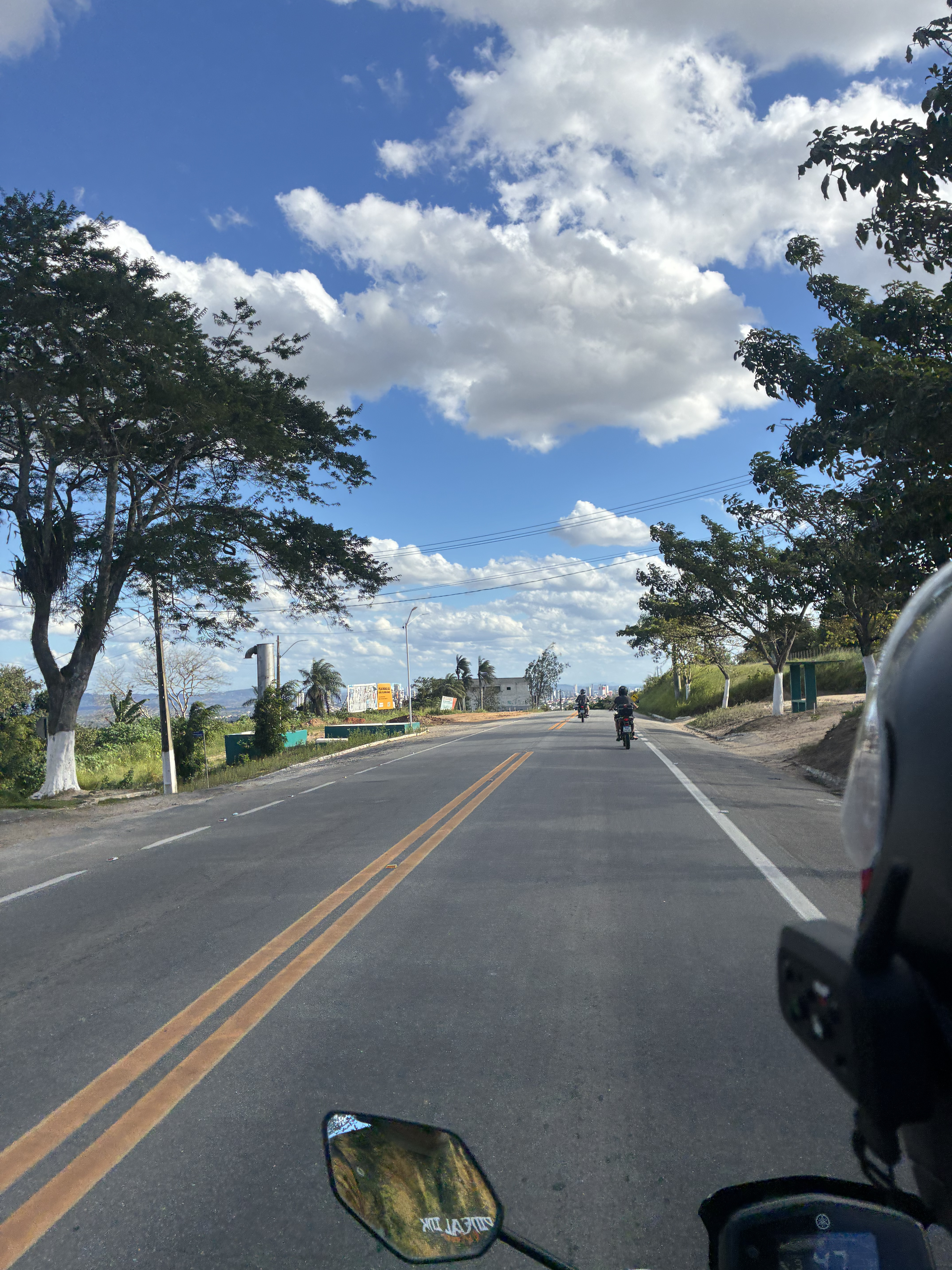 Moto na estrada durante uma rota da OVERTRIP RIDERS