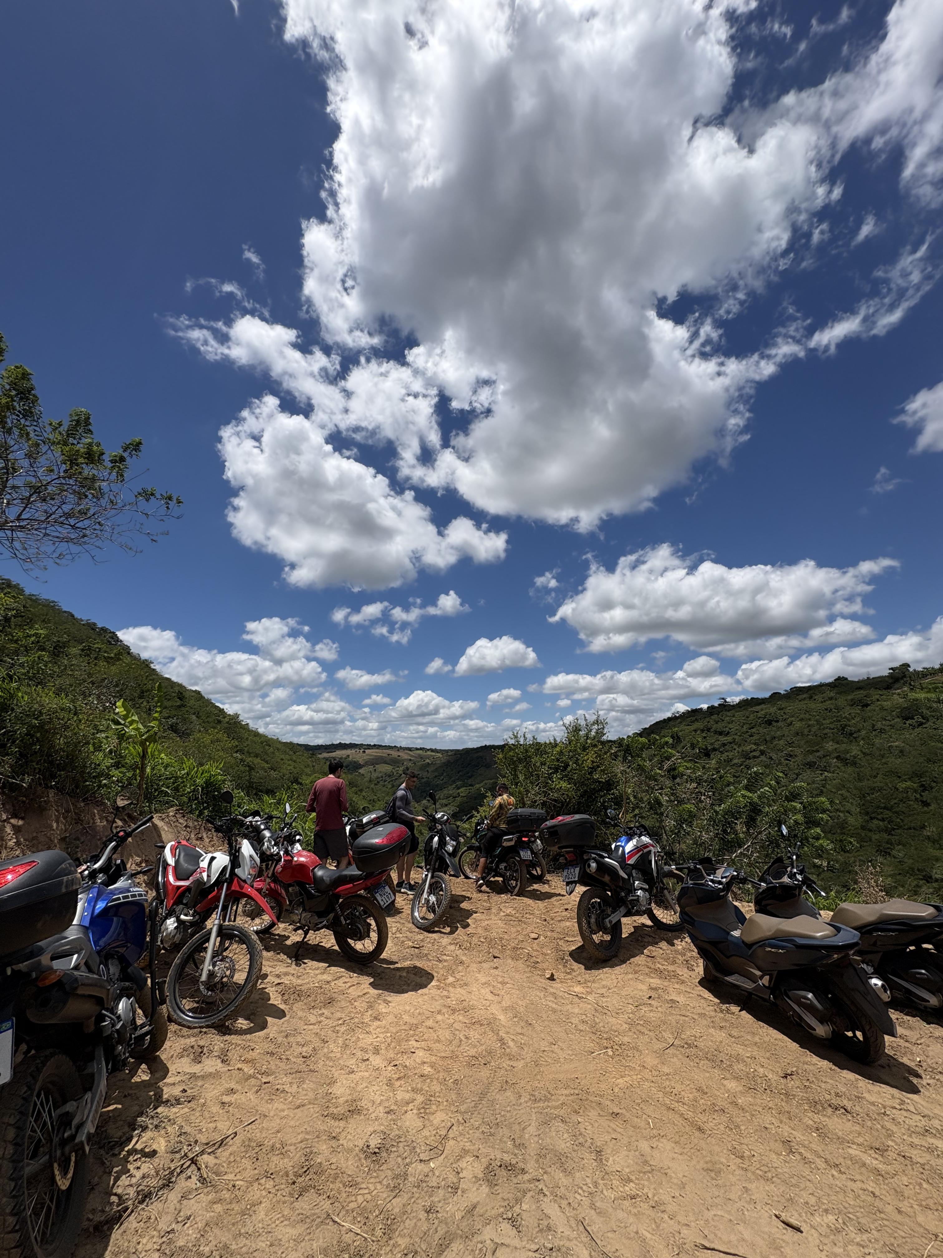 Grupo da OVERTRIP RIDERS reunido na Cachoeira do Pinga